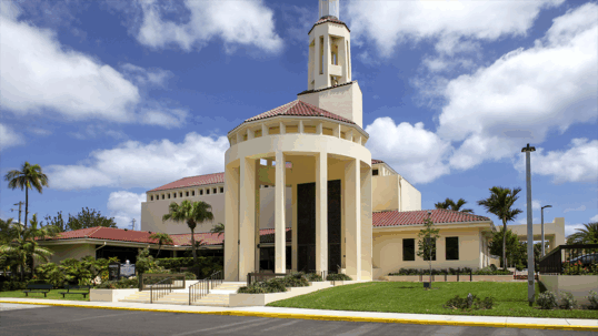 The exterior of First Presbyterian Church of Del Ray Beach, FL, that xceeded its capital campaign goal led by Walsh & Associates, Church Capital Campaign